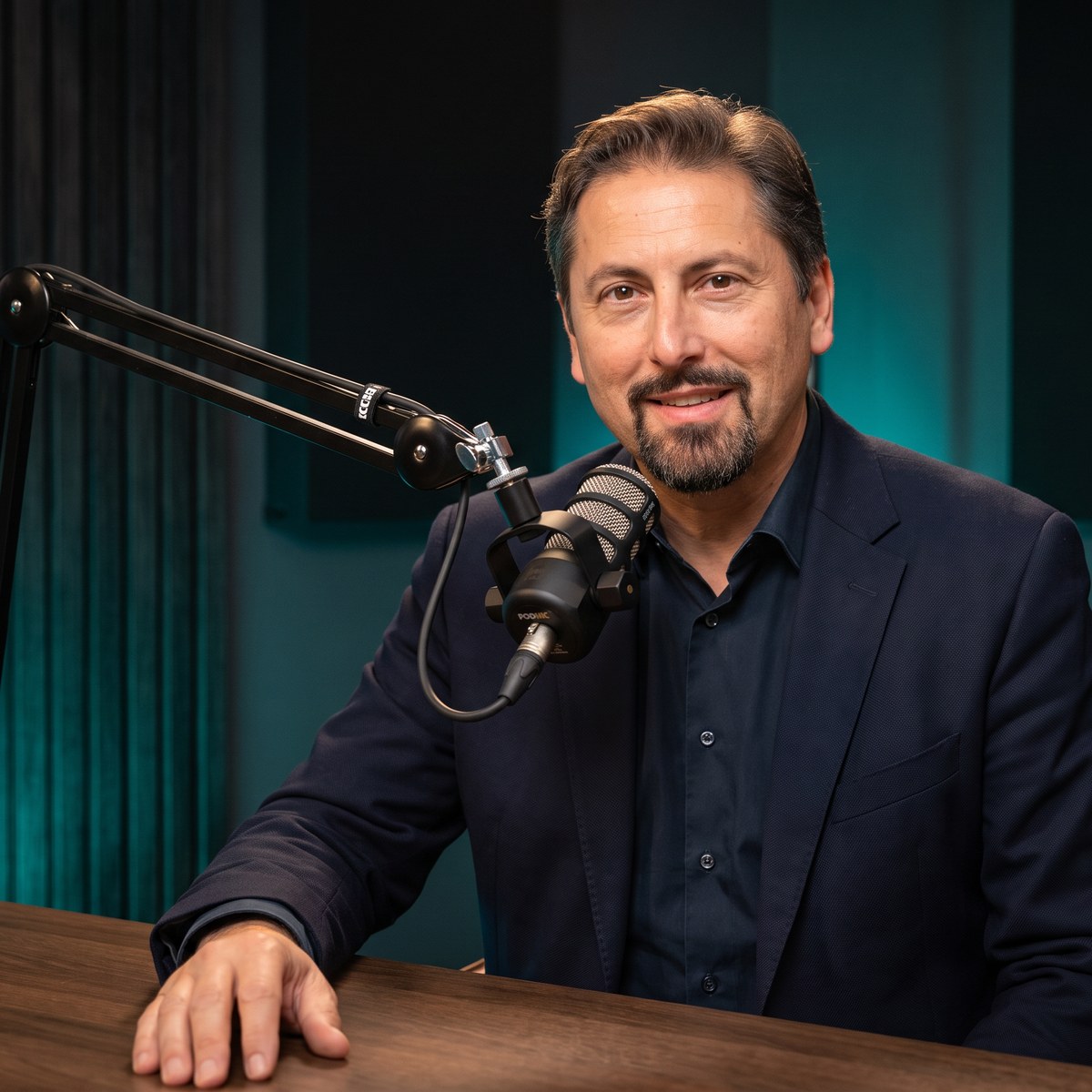 Niko Martzy am Mikrofon im Studio des KI Hero Podcasts (Bild KI-generiert)